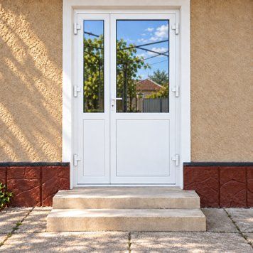 Пластиковая полуторная дверь со стеклопакетами и сэндвич-панелями, 1100&times;2100 мм